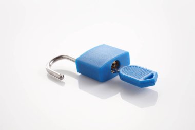 Mavi asma kilit ile anahtar