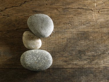 Spa taşlar masada