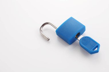 Mavi asma kilit ile anahtar