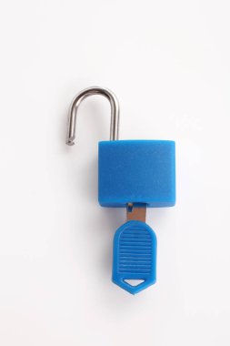 Mavi asma kilit ile anahtar