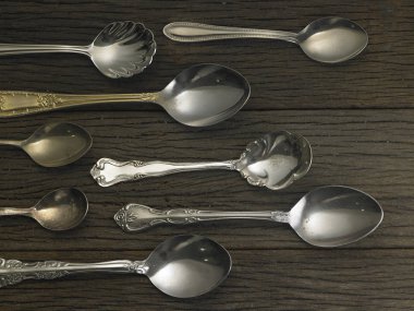 Alüminyum kaşık masada