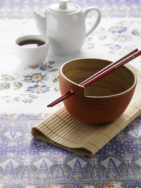 Hůlky na misku s konvice na čaj — Stock fotografie