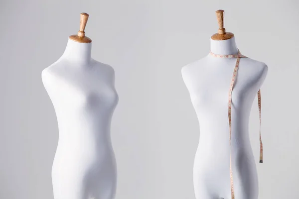 Vrouwelijke mannequins in studio — Stockfoto