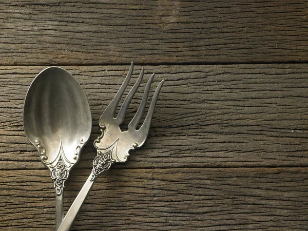 kaşık ve çatal masada