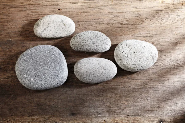 Spa taşlar masada