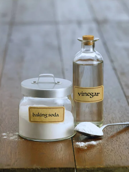 Bakpulver med vit vinäger — Stockfoto