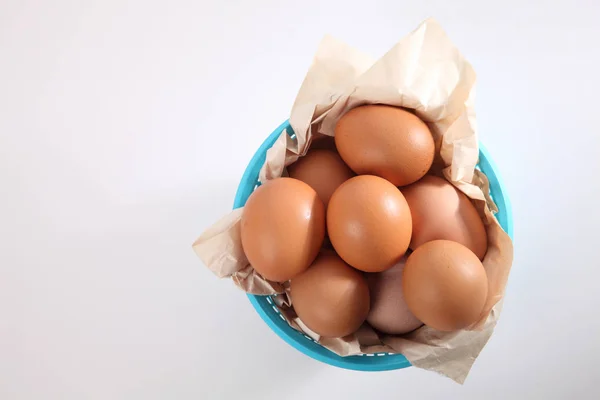 Oeufs de poulet dans le panier — Photo