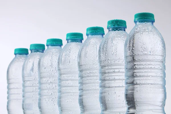 Пляшки мінеральної води — стокове фото
