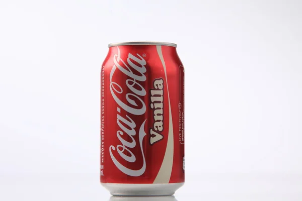 Coca cola drink in can — Stock Photo, Image