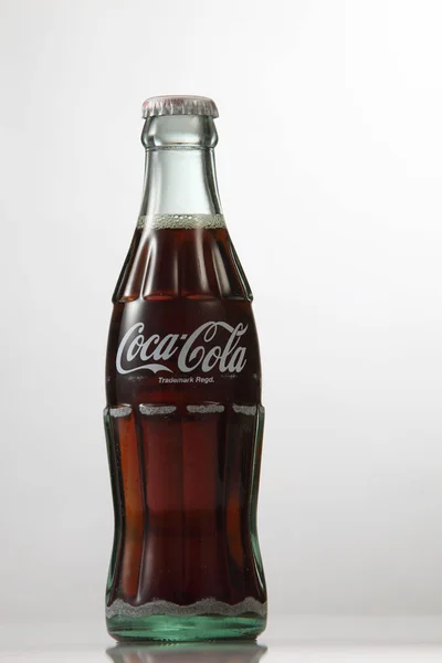 क्लासिक कोका कोला कांच की बोतल — स्टॉक फ़ोटो, इमेज