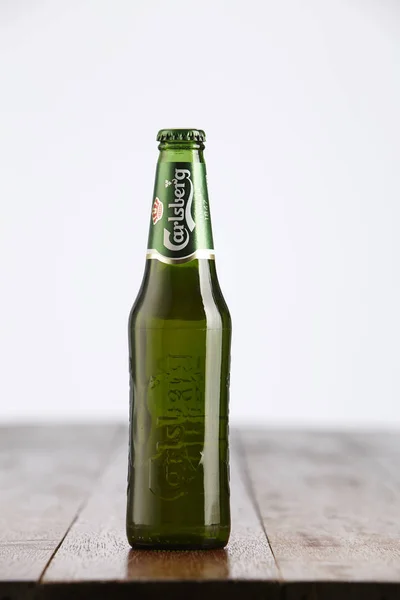 Зеленая бутылка пива Carlsberg — стоковое фото