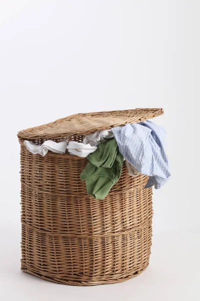 Rattan laundry basket — Stock Photo, Image