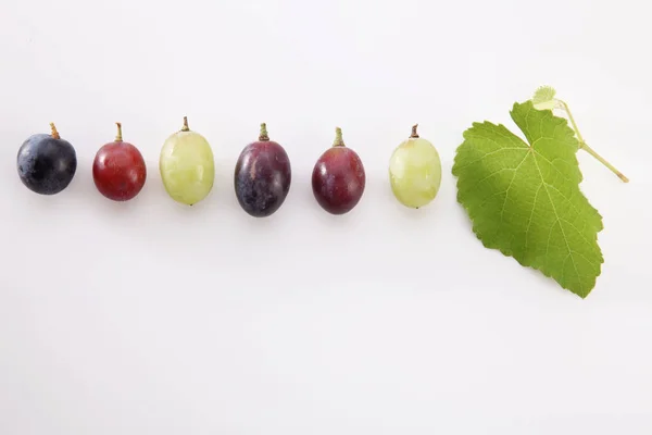 Fresh grapes on table — Stock Photo, Image