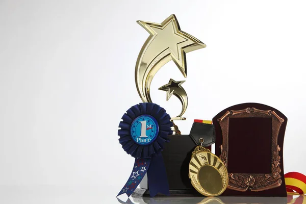 Спортивные трофеи на столе — стоковое фото