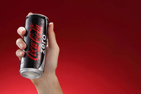 Hand holds can of Coca-Cola — Stock Photo, Image