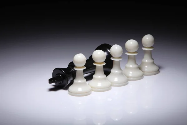 Mancha de luz em figuras de xadrez — Fotografia de Stock