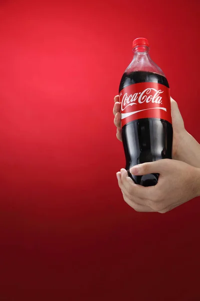 Hands hold Coca-Cola — Stock Photo, Image