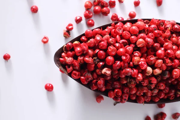 Granos de pimienta roja en el plato — Foto de Stock