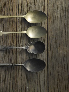 kaşık masa üzerinde çeşitli