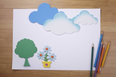 Kağıt kağıt mavi bulutlar ile 