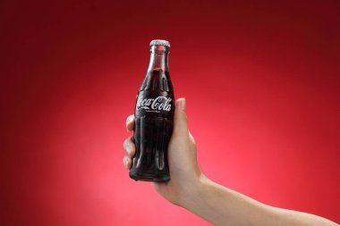 El tutma şişe Coca-Cola