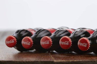 Coca cola içecek şişelerde