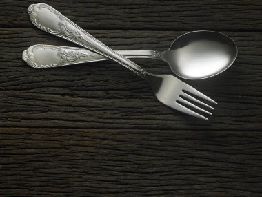 kaşık ve çatal masada