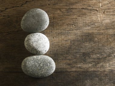 Spa taşlar masada