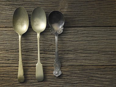 kaşık masa üzerinde çeşitli