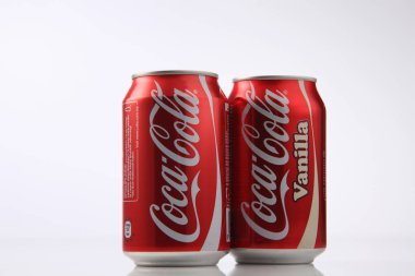 Coca cola içecek kutular içinde 
