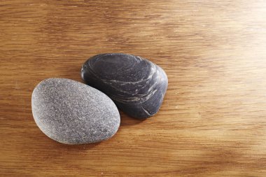 Spa taşlar masada