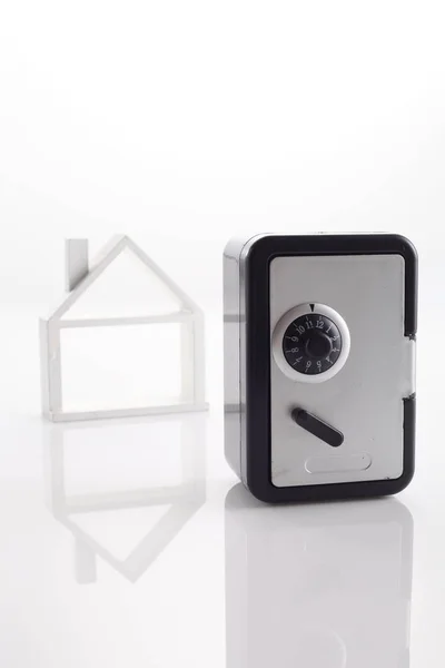 Miniatur-Safe mit Modellhaus — Stockfoto