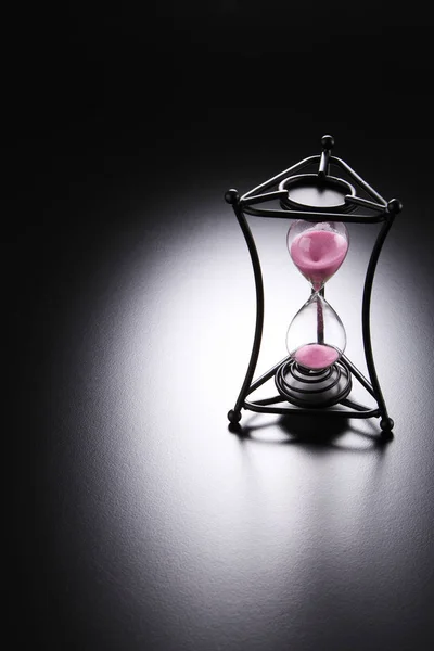 Пісочний годинник з рожевим піском — стокове фото