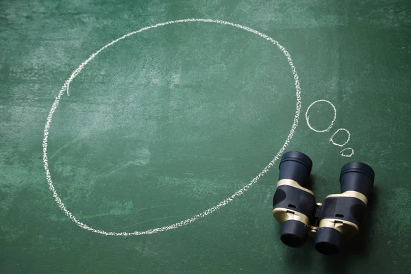 Binoculars and thinking bubble — Stock Photo, Image