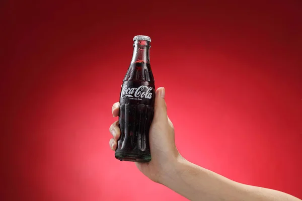 Hand holding bottle of Coca-Cola — Stock Photo, Image