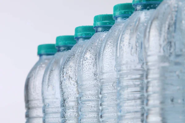 Flessen mineraal water — Stockfoto