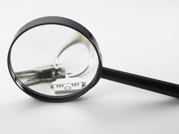 Magnifier and house keys — Stock Photo, Image