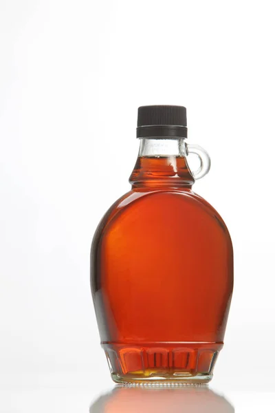 Кленовый сироп в бутылке — стоковое фото