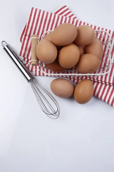Sepet yumurta ve çırpma teli — Stok fotoğraf
