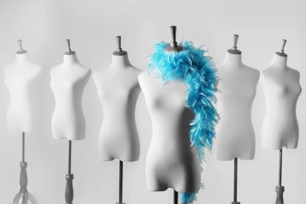Vrouwelijke mannequins met veren — Stockfoto