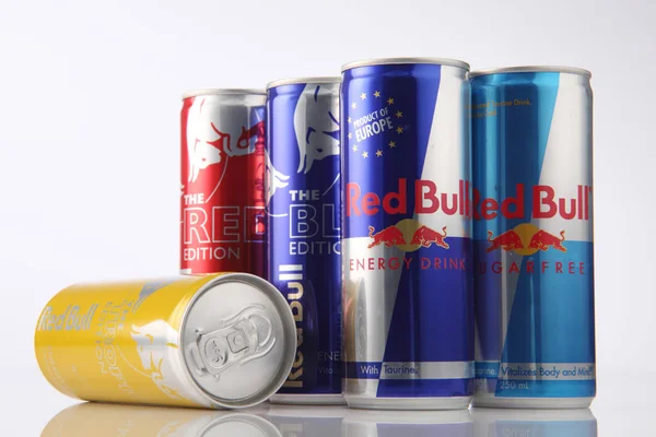 Red-Bull-Gruppe Aluminiumdosen — Stockfoto