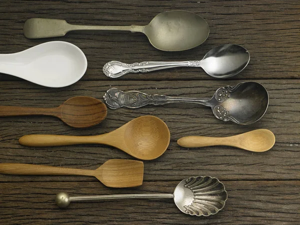 Variedad de cucharas en la mesa — Foto de Stock
