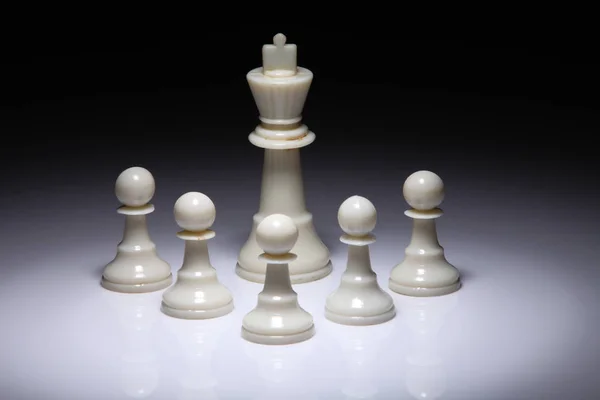 Lichte plek op chess cijfers — Stockfoto