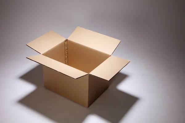 Доставка картонну коробку — стокове фото