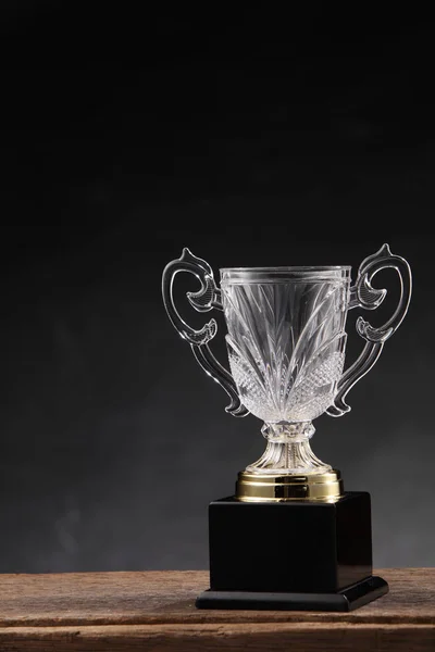 Спортивный трофей на столе — стоковое фото