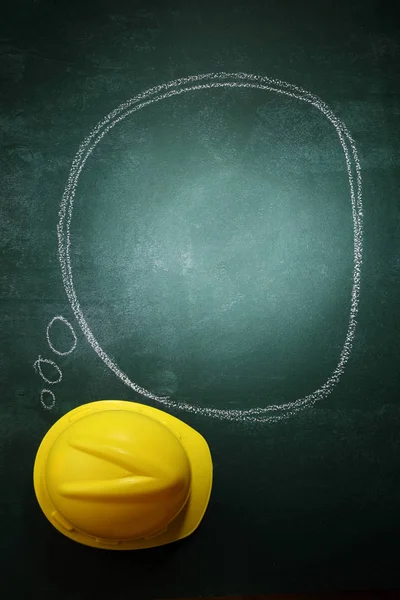 Sarı kask ve düşünme balonu — Stok fotoğraf