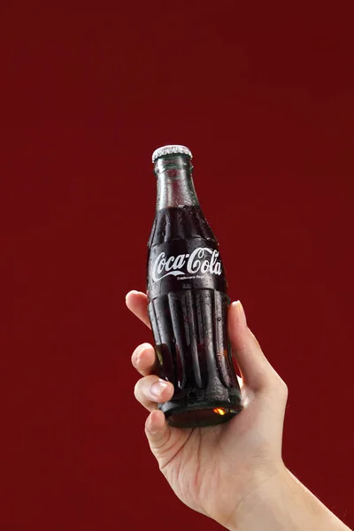 Hand holds bottle Coca-Cola — Stock Photo, Image