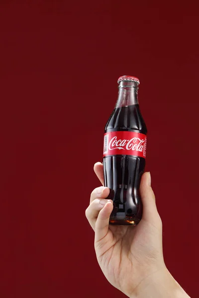 Hand houdt fles Coca-Cola — Stockfoto