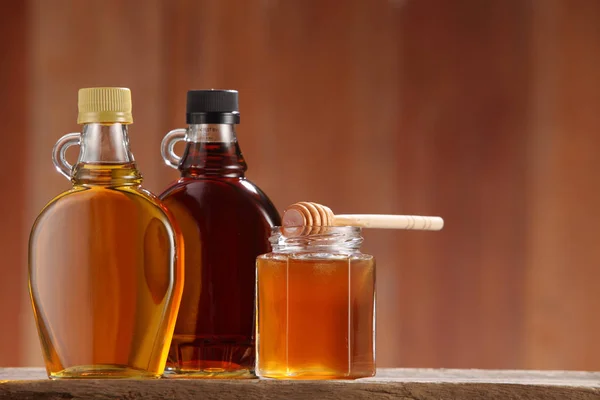 Syrups in bottles and honey — Stock Photo, Image