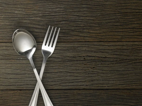 Cucchiaio e forchetta sul tavolo — Foto Stock
